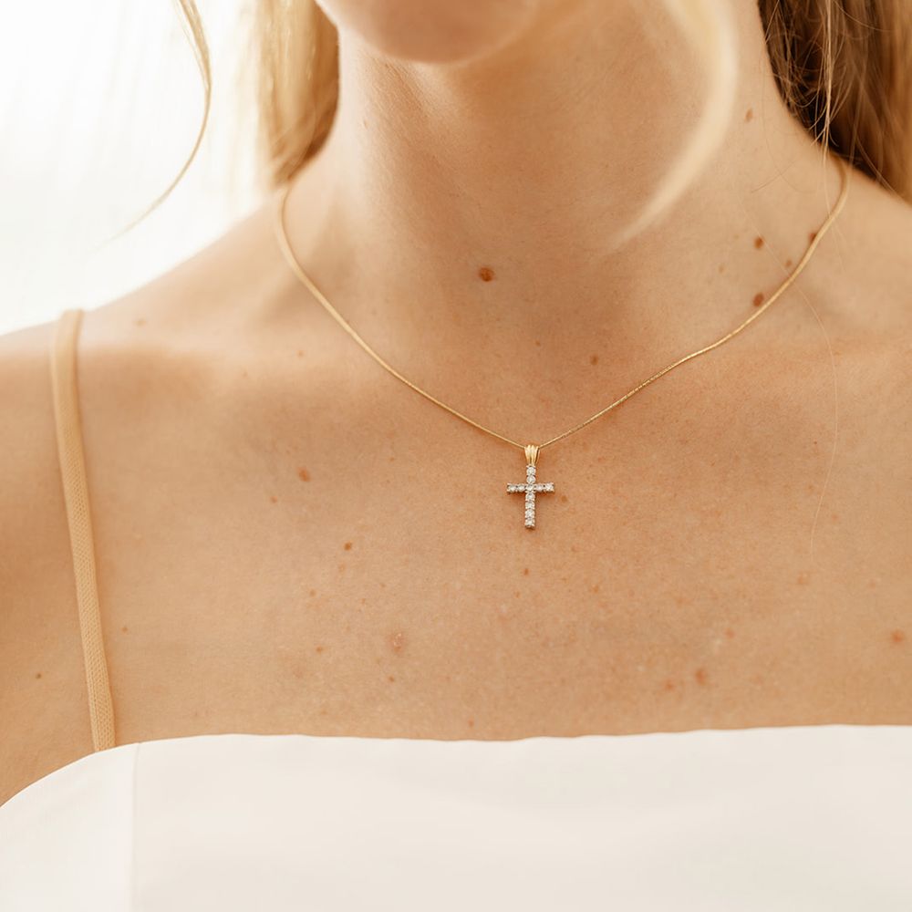 bride-wearing-cross-necklace