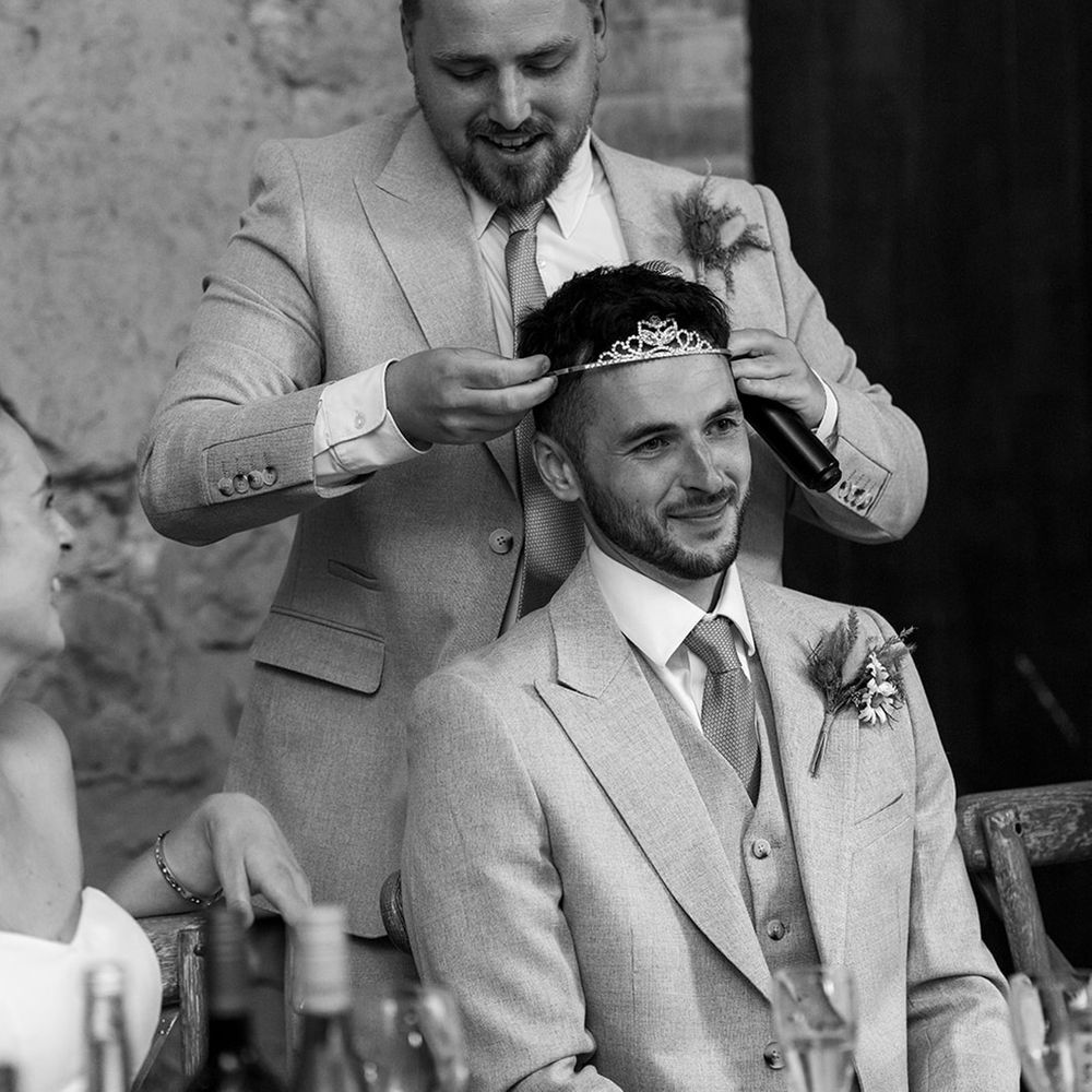 funny-best-man-speech-groom-wears-tiara