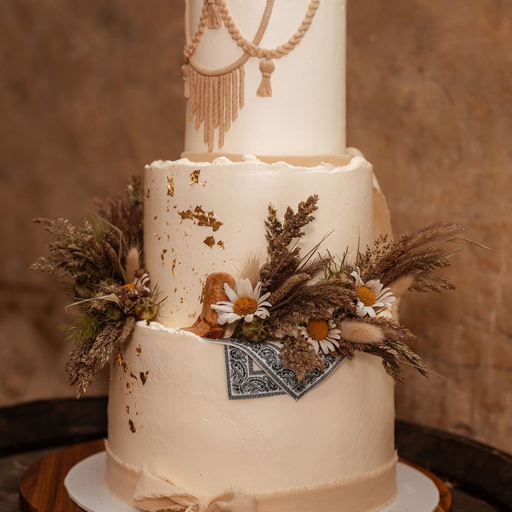 rustic-wedding-cake-with-dried-flowers-and-macrame