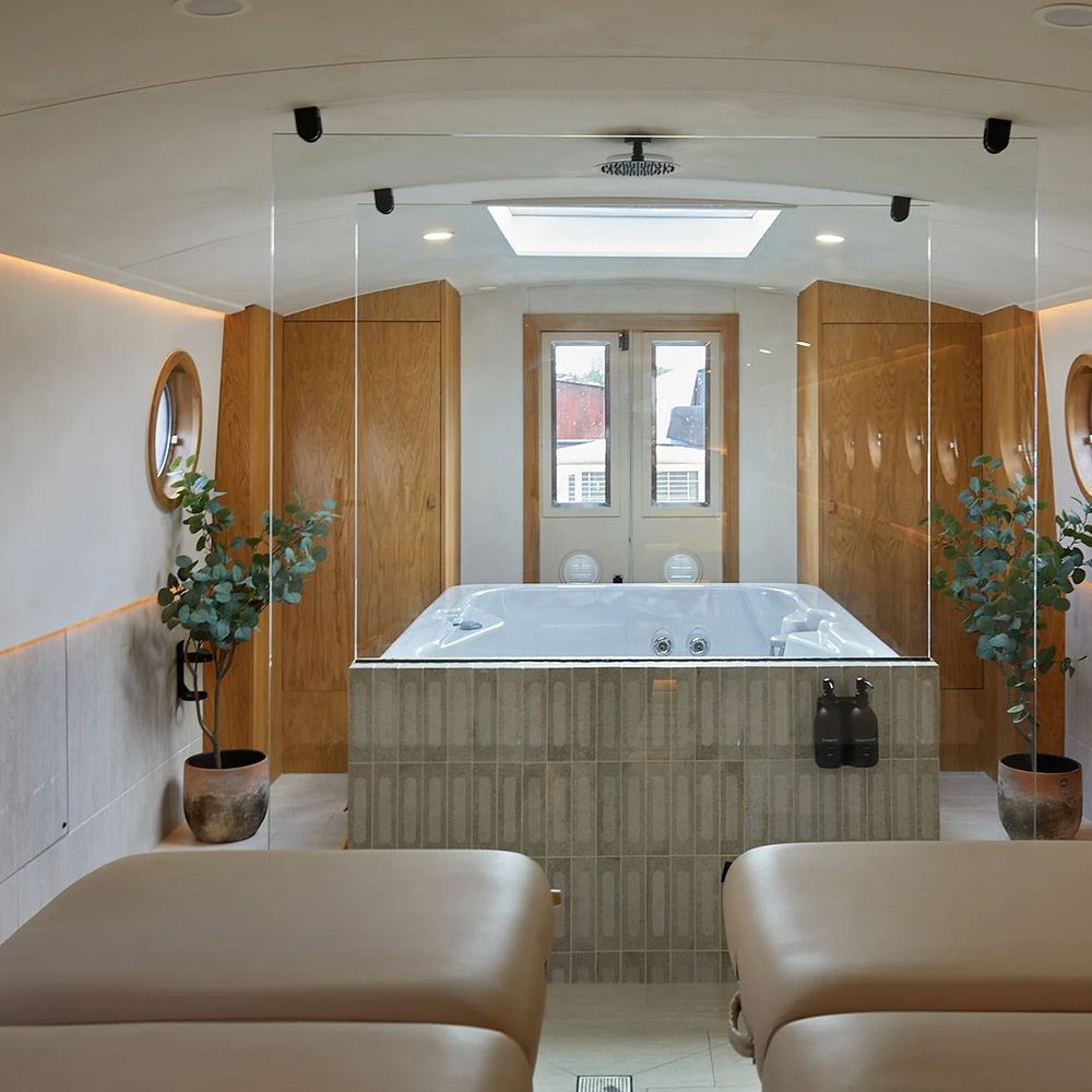 Maria Alexander spa boat jacuzzi for wellness hen parties