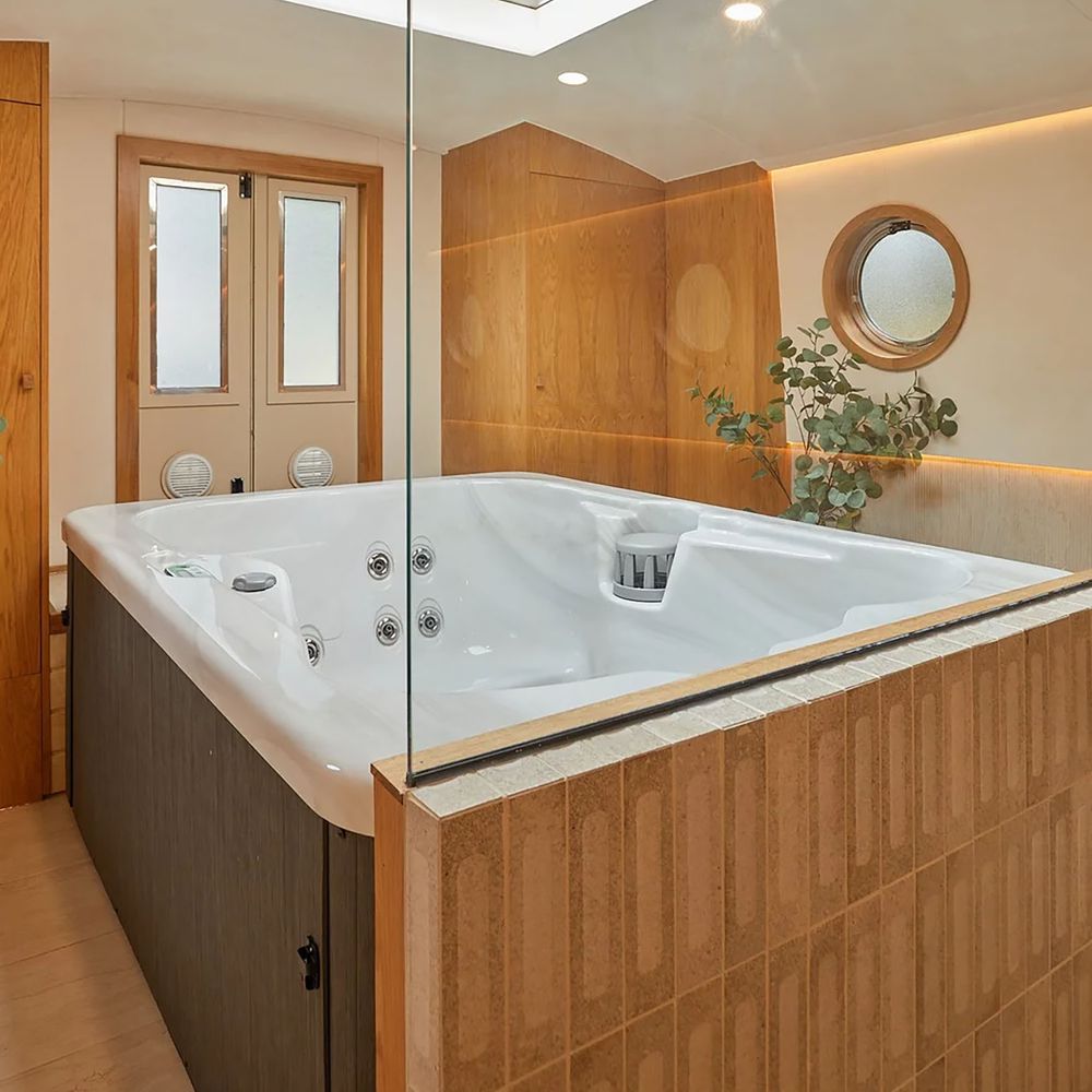 Maria Alexander spa boat jacuzzi for wellness hen parties