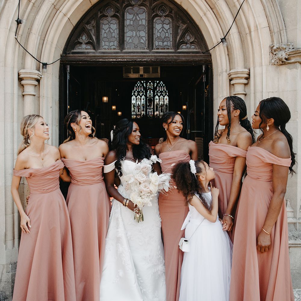 bridal-party-photo-with-pink-bridesmaid-dresses