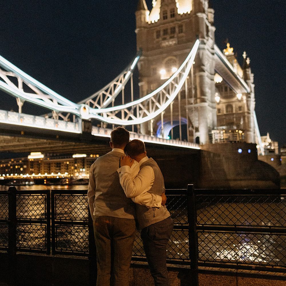 couple-in-front-of-london-bridge