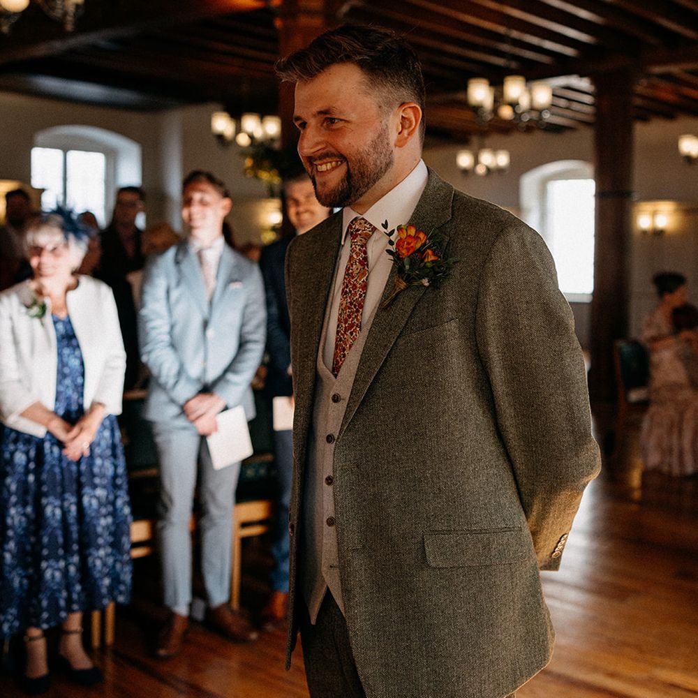 groom-in-tweed-green-wedding-suit-with-patterned-tie