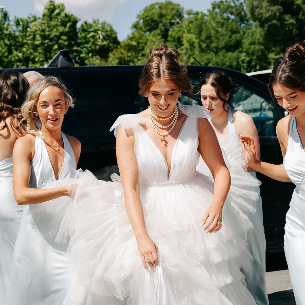 bride-and-bridal-party-arrive-at-boat-wedding
