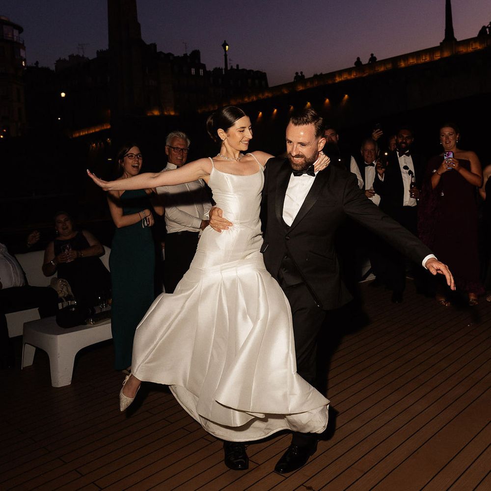 First dance for the bride and groom on yacht 