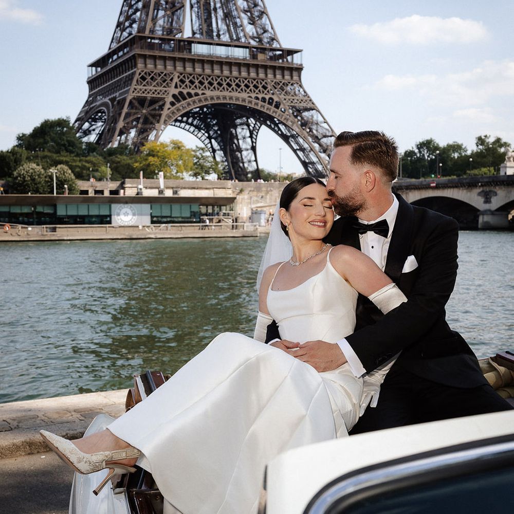groom-kisses-bride-on-forehead-in-front-of-eiffel-tower