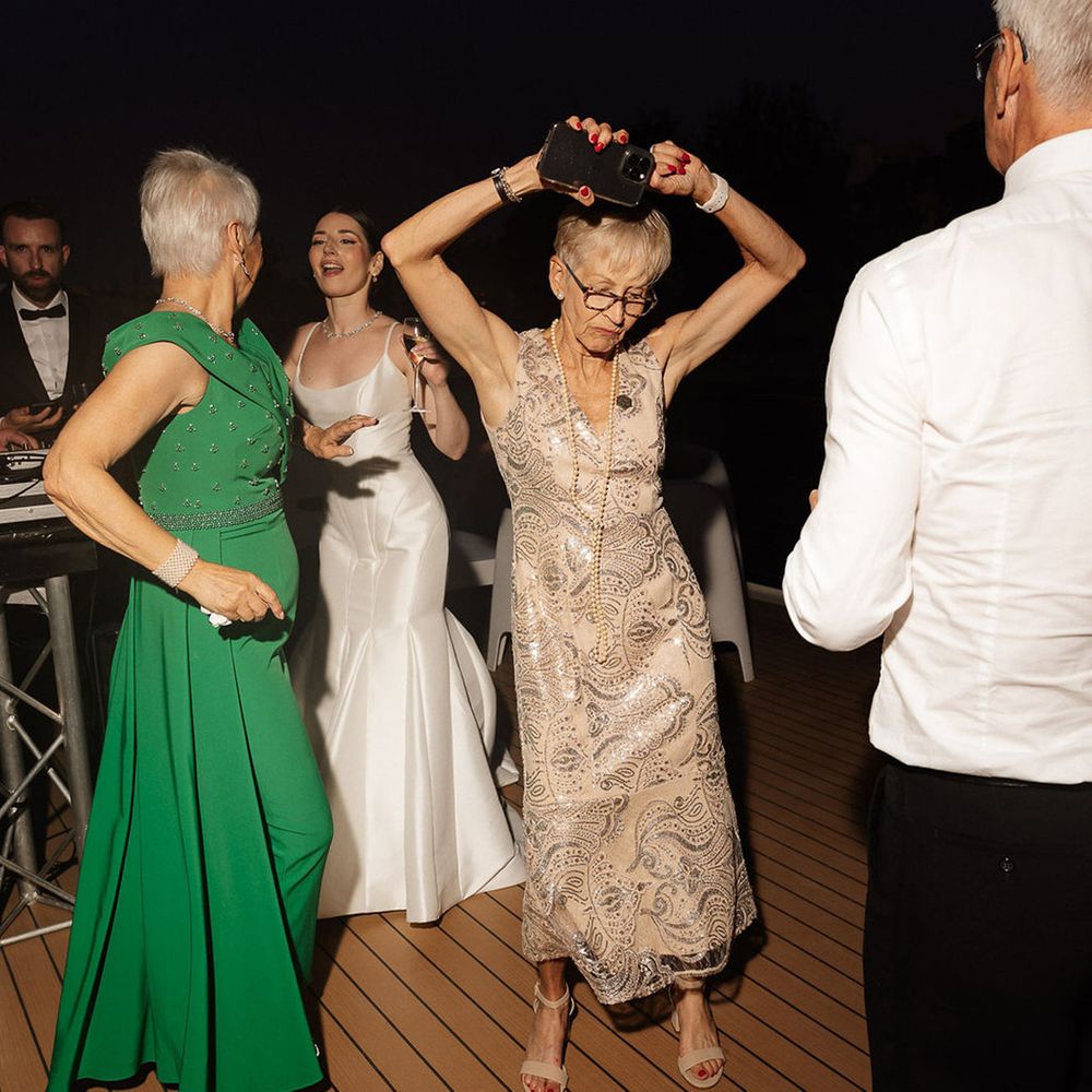 wedding-guests-dance-at-reception