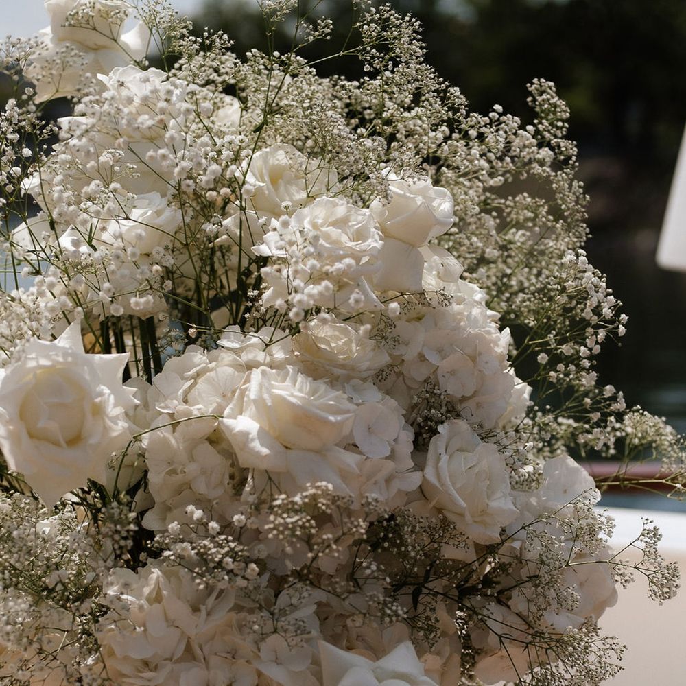 white-rose-and-gypsophila-flowers