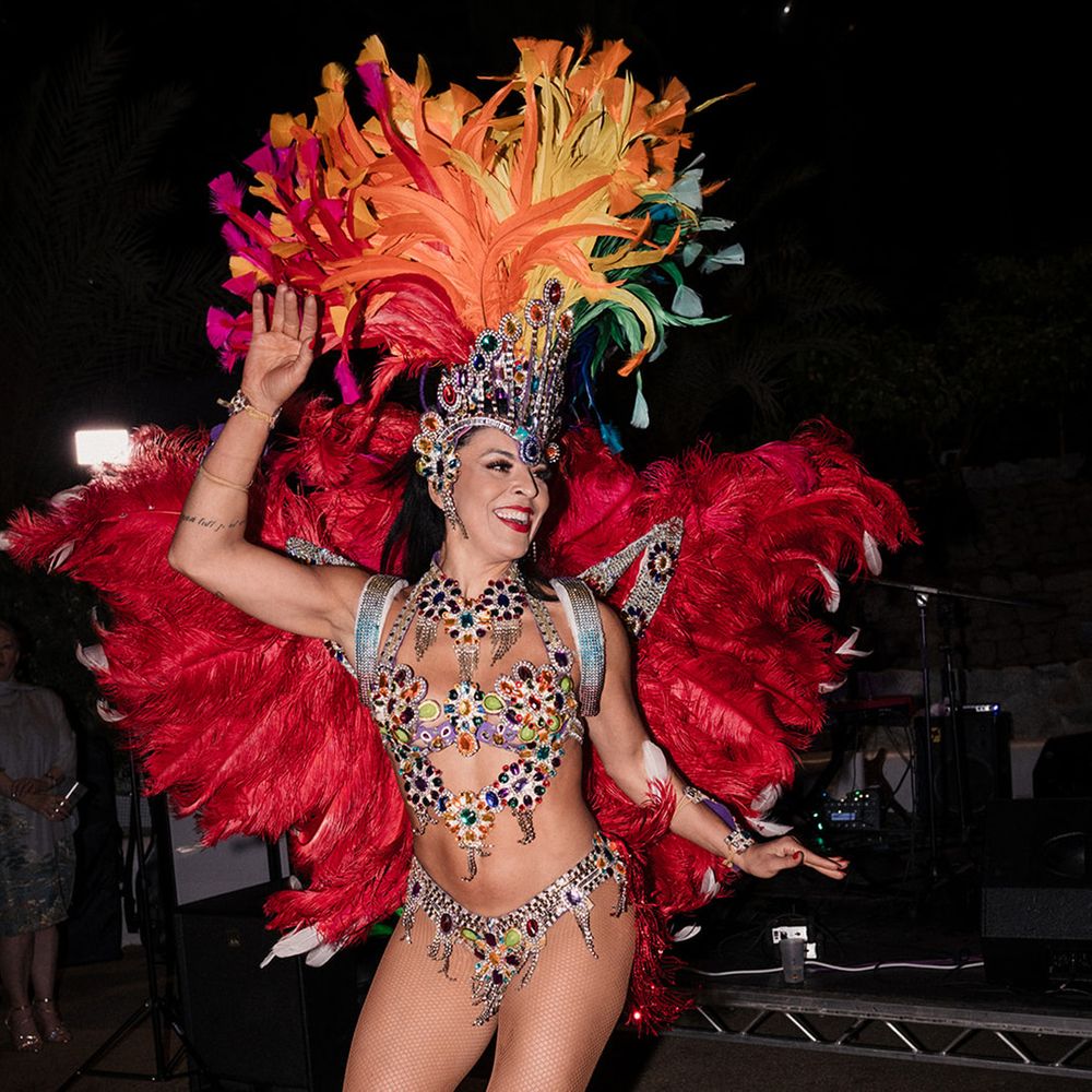 carnival-showgirl-dancer-with-feathers-and-sequins