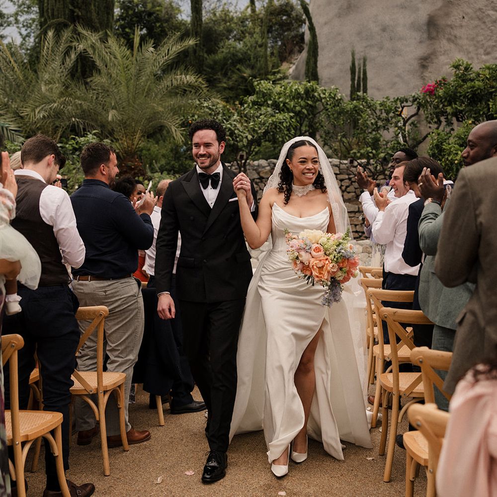 couple-walks-back-down-the-aisle-as-married-couple-at-the-eden-project