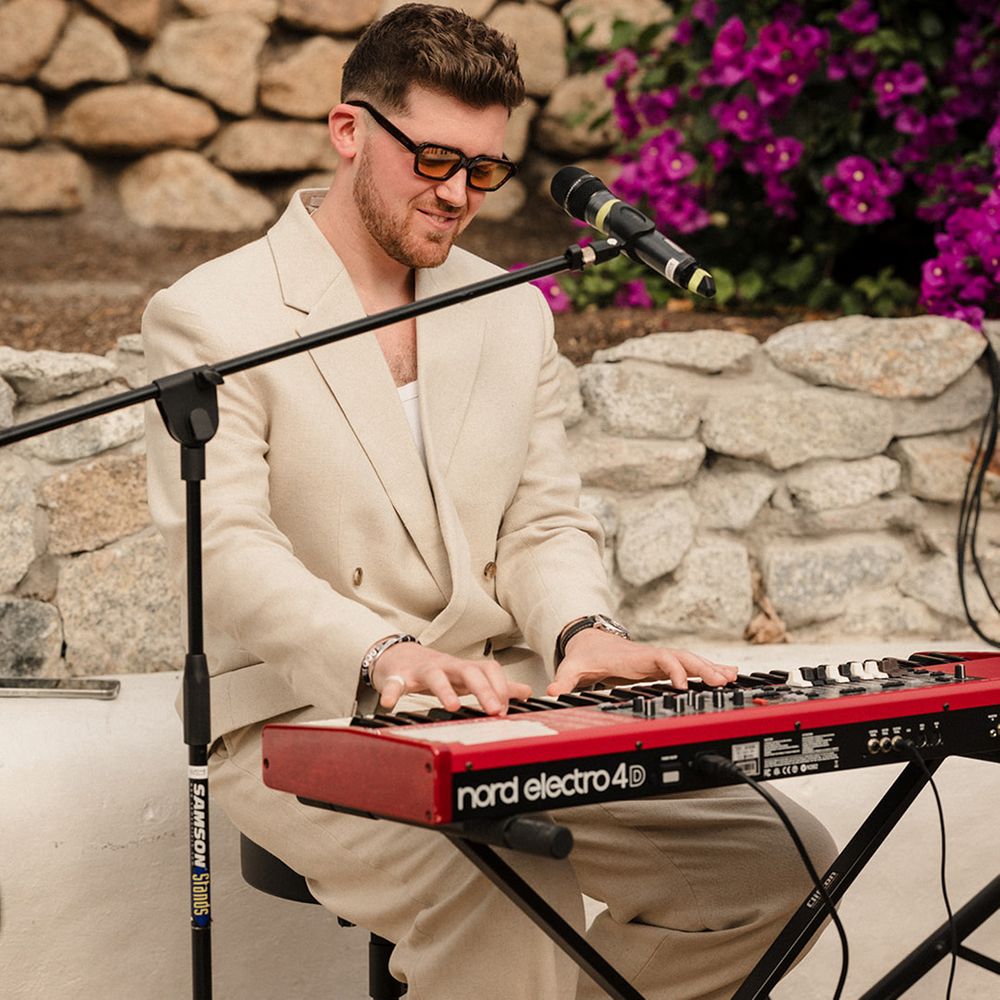 keyboard-player-at-wedding-ceremony