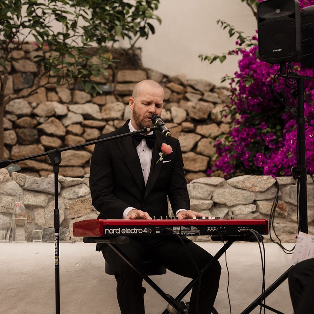 singer-and-keyboard-player-for-wedding-singer