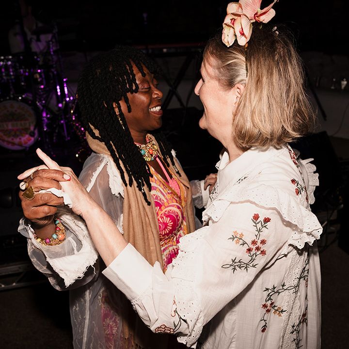 wedding-guests-dance-together.