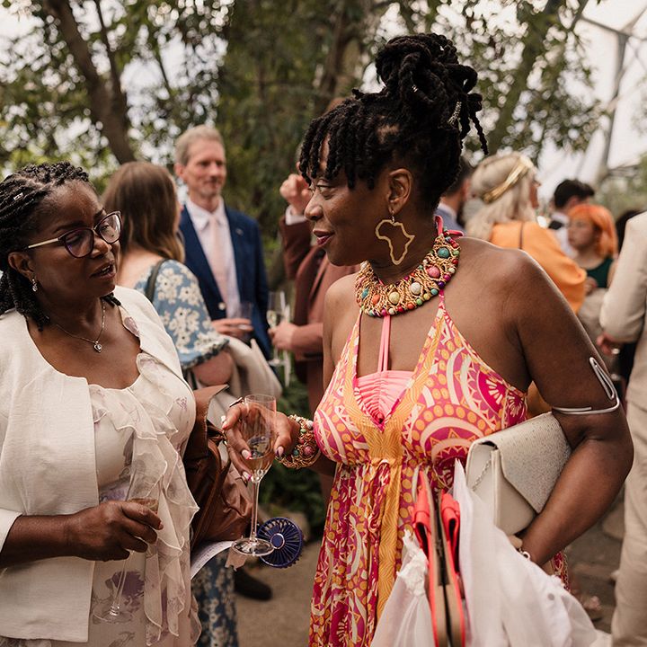 wedding-guests-mingling-during-cocktail-hour