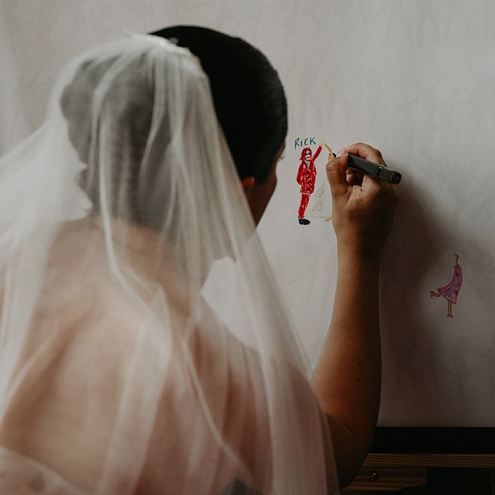 bride-drawing-on-canvas-for-wedding-keepsake