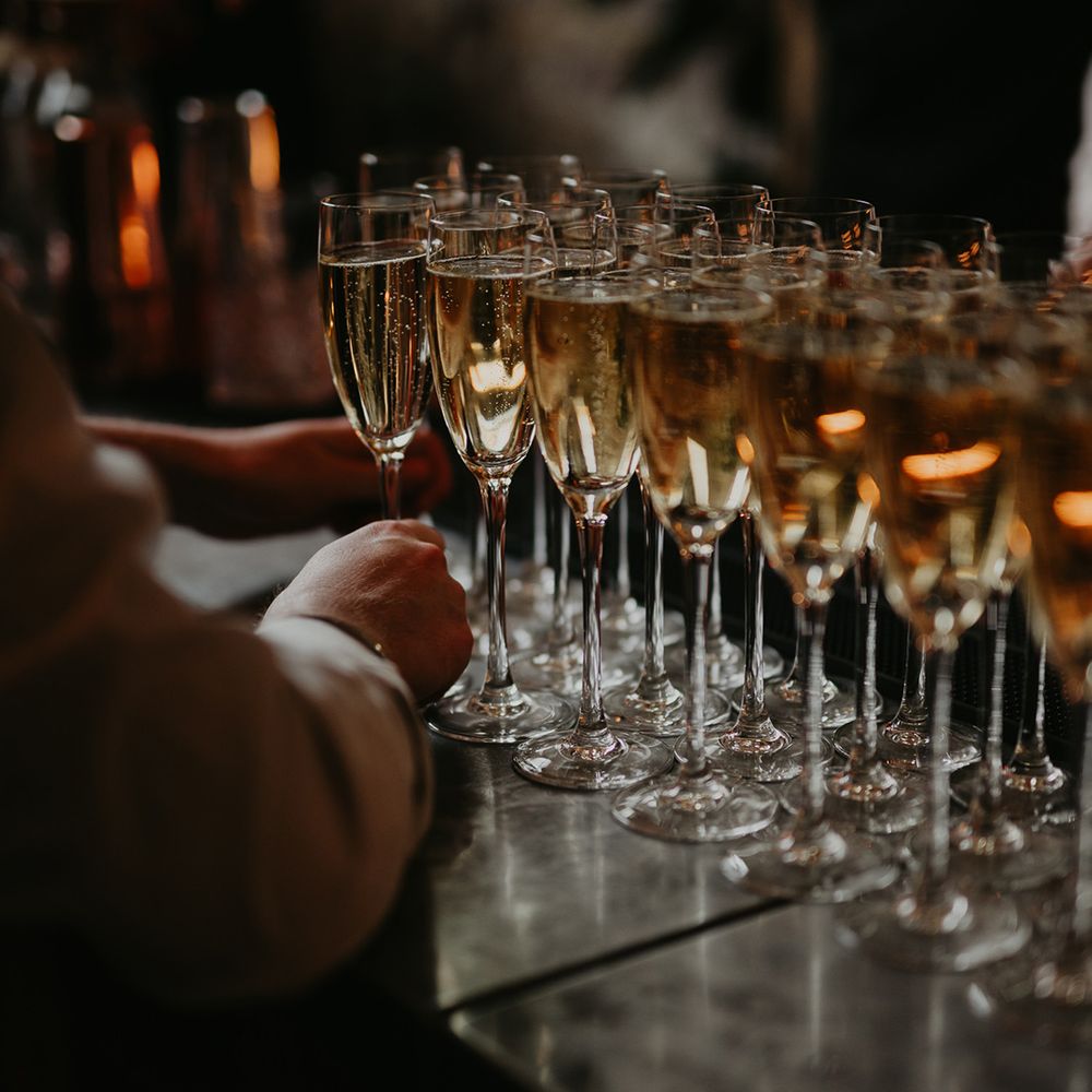 champagne-in-flute-glasses-on-wedding-bar