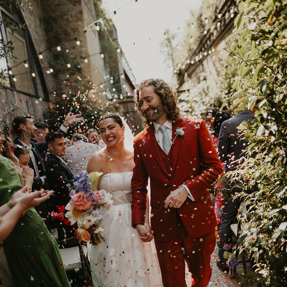 confetti-moment-for-couple-at-outdoor-wedding