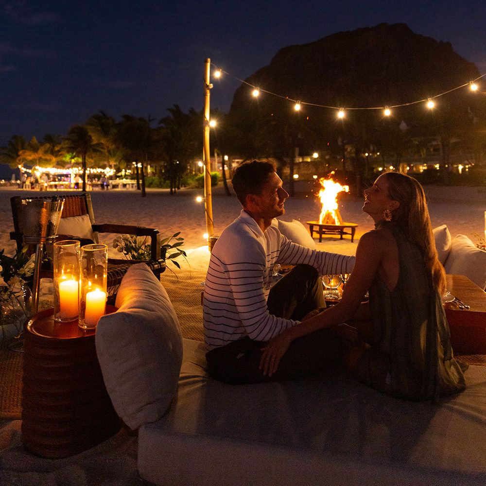 couple-outdoor-by-fire-with-lanterns