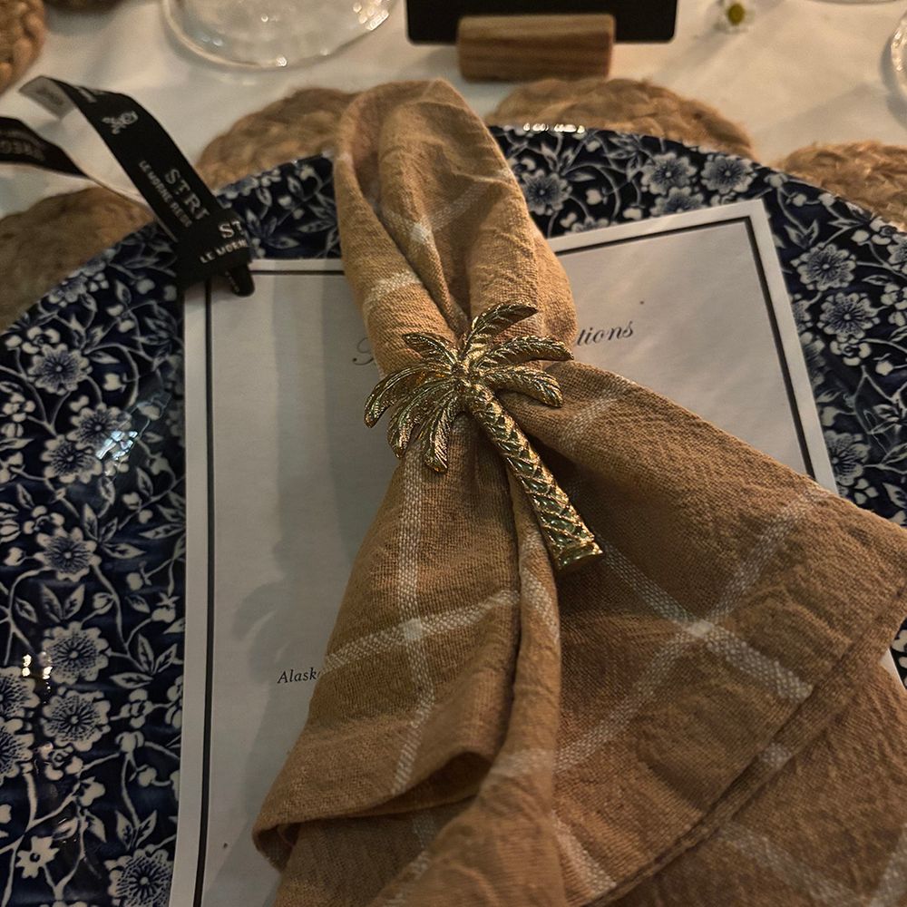place-setting-with-palm-tree-napkin-ring