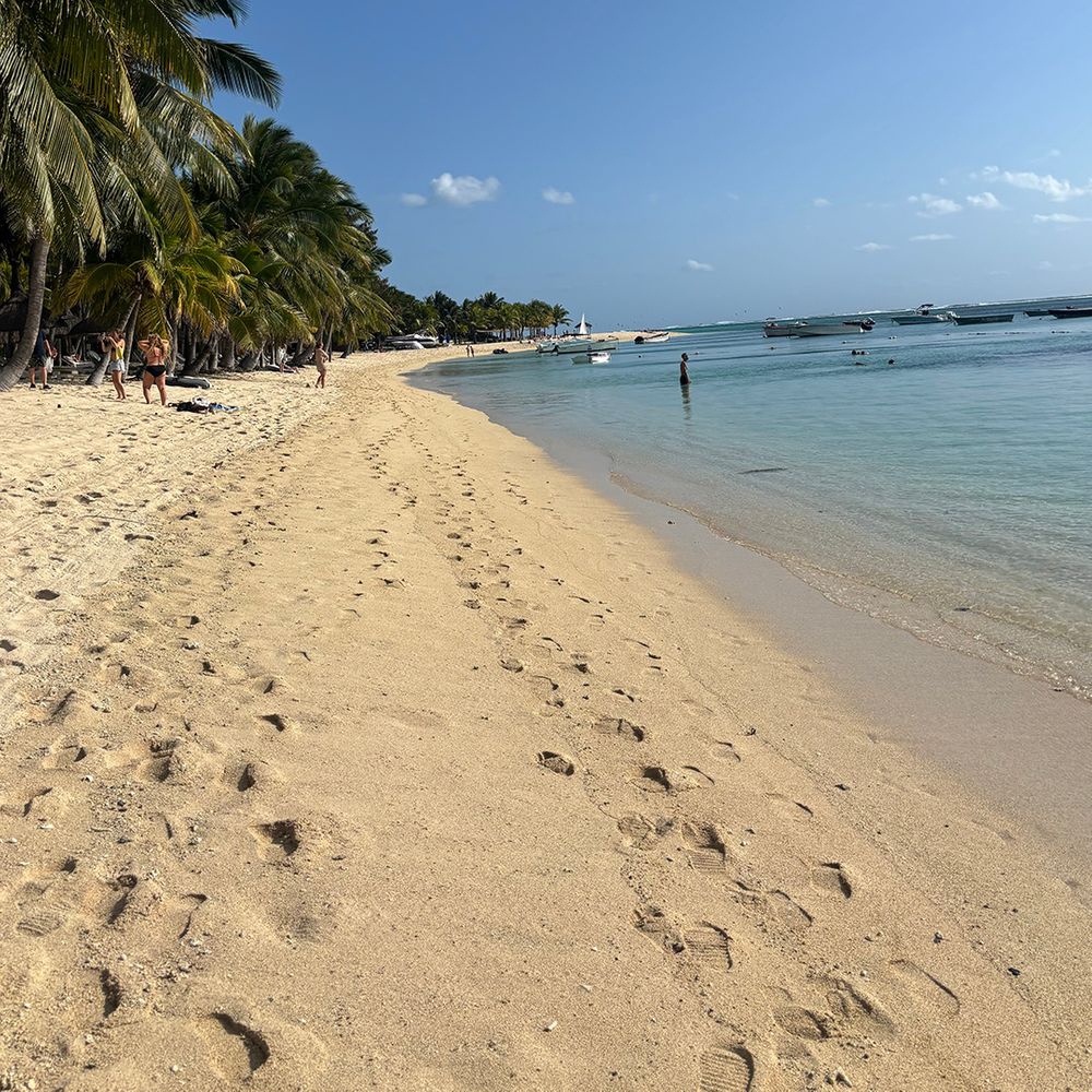 sandy-beach-with-blue-lagoon-on-mauritius-beach