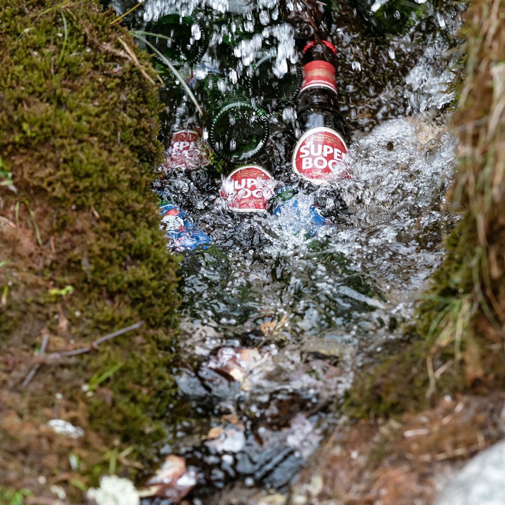 beer-bottles-in-ice-cold-stream