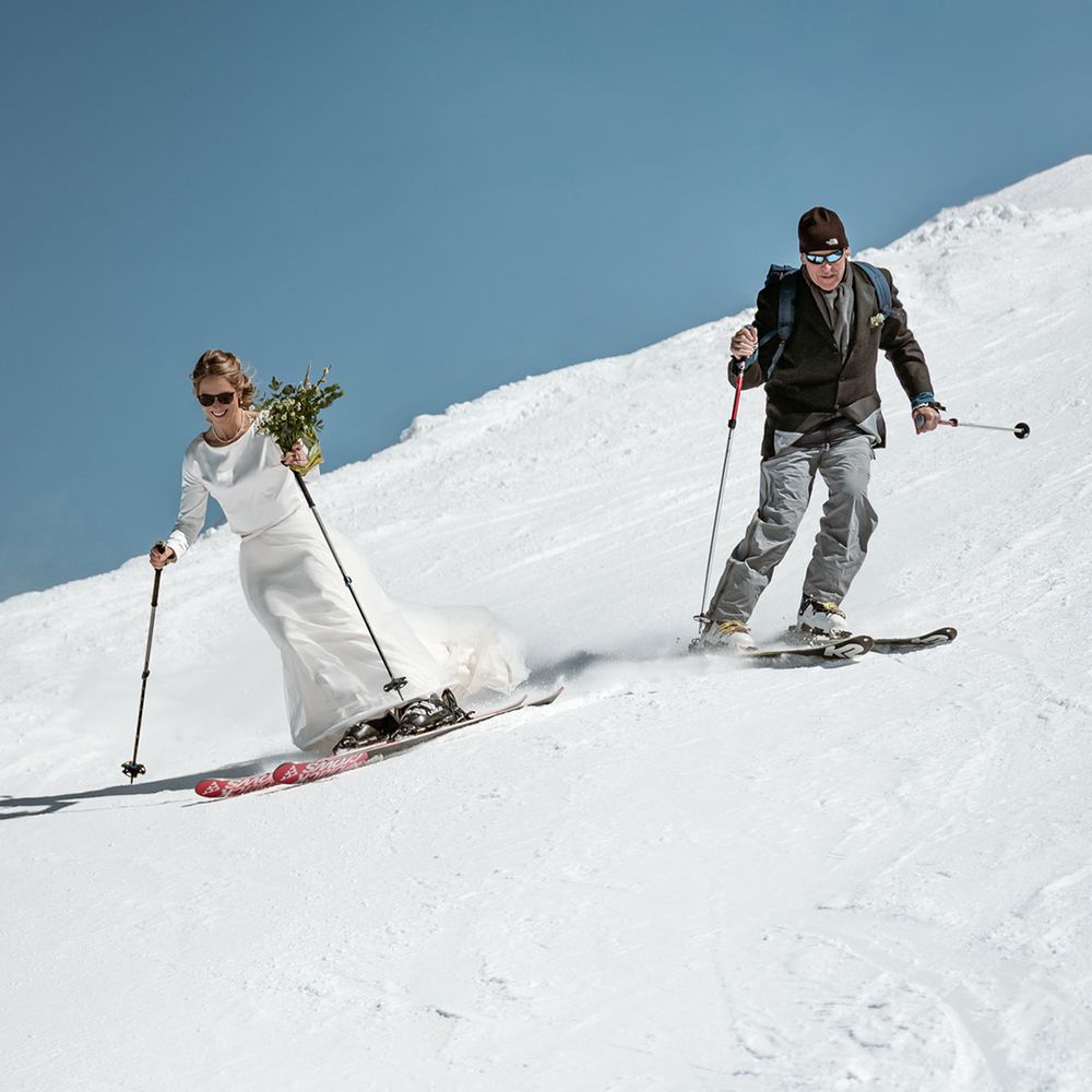 bride-and-father-of-the-bride-wedding-entrance-skiing-down-slope