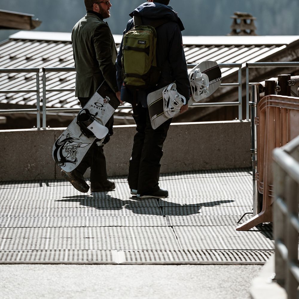 groom-and-groomsmen-with-snowboards