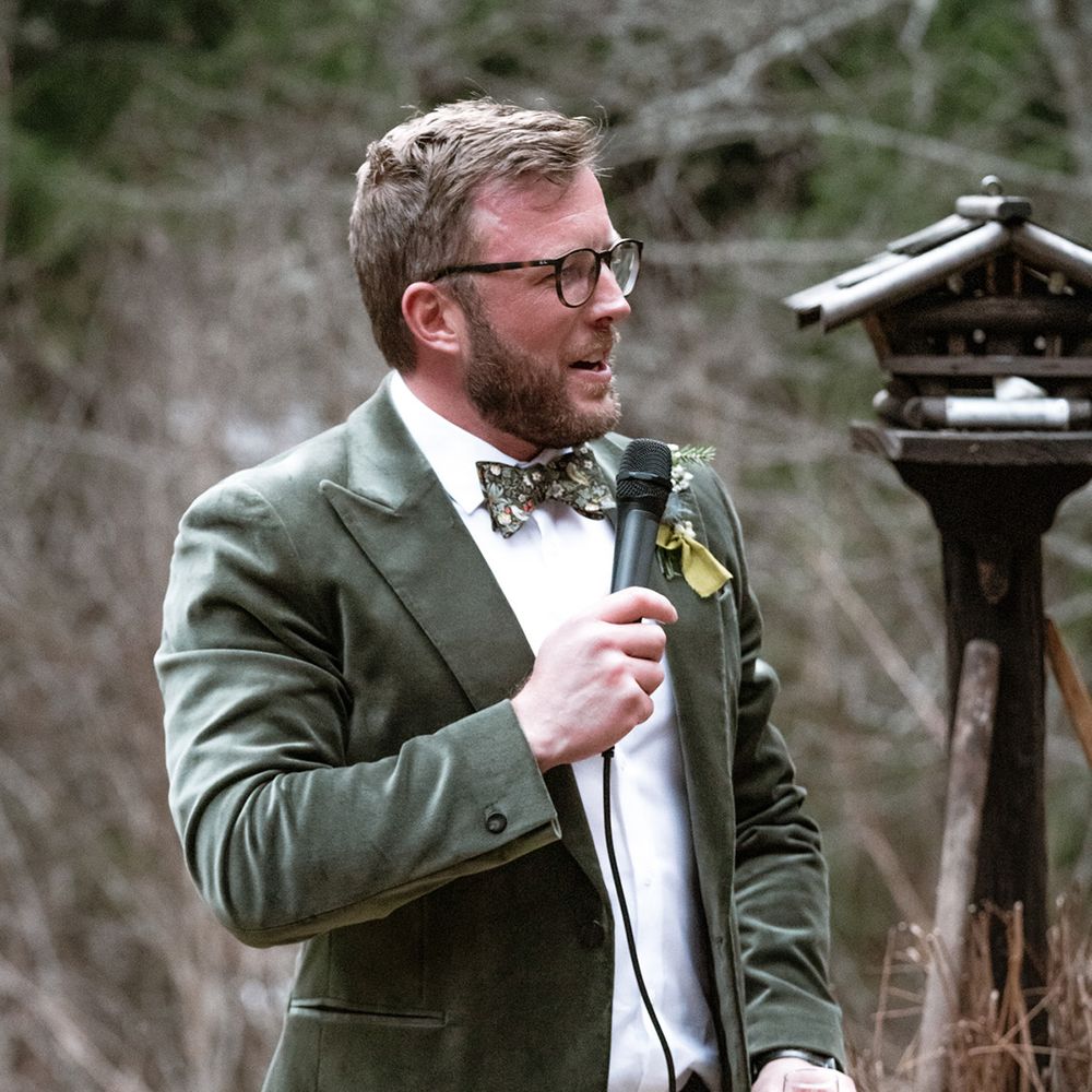 groom-wedding-speech-in-dark-green-velvet-suit