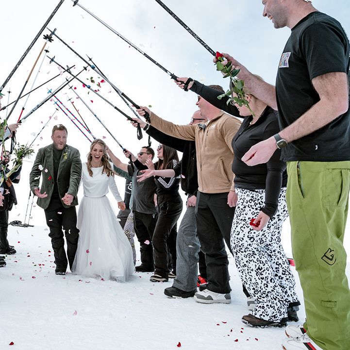 ski-guard-of-honour-for-married-couple