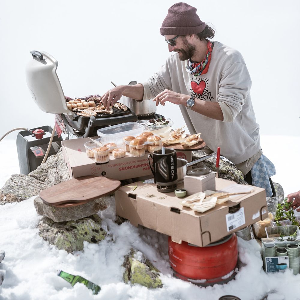unique-wedding-catering-idea-with-gas-stoves-for-snowy-summit-wedding