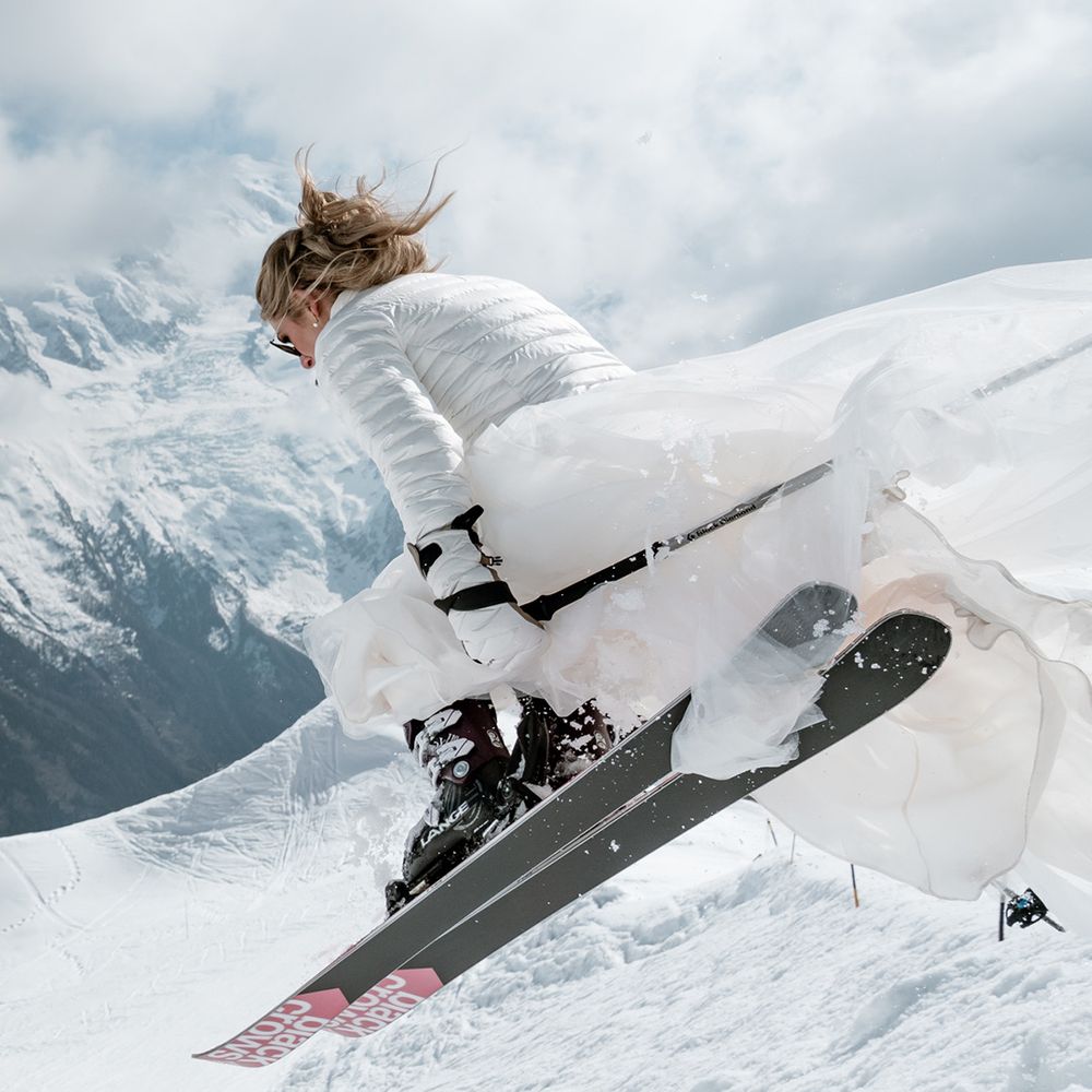 winter-wedding-ideas-as-bride-skiis-on-wedding-day