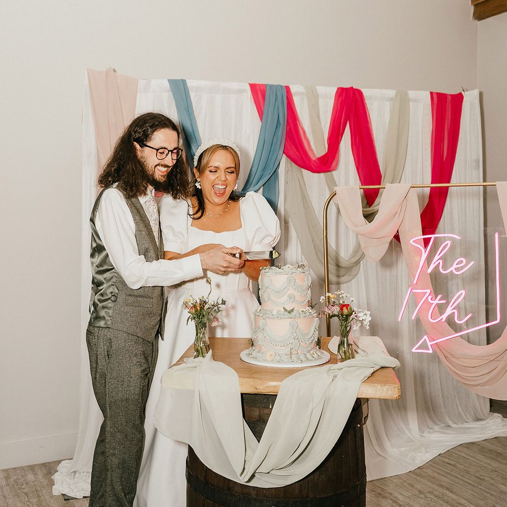 bride-and-groom-cut-their-wedding-cake