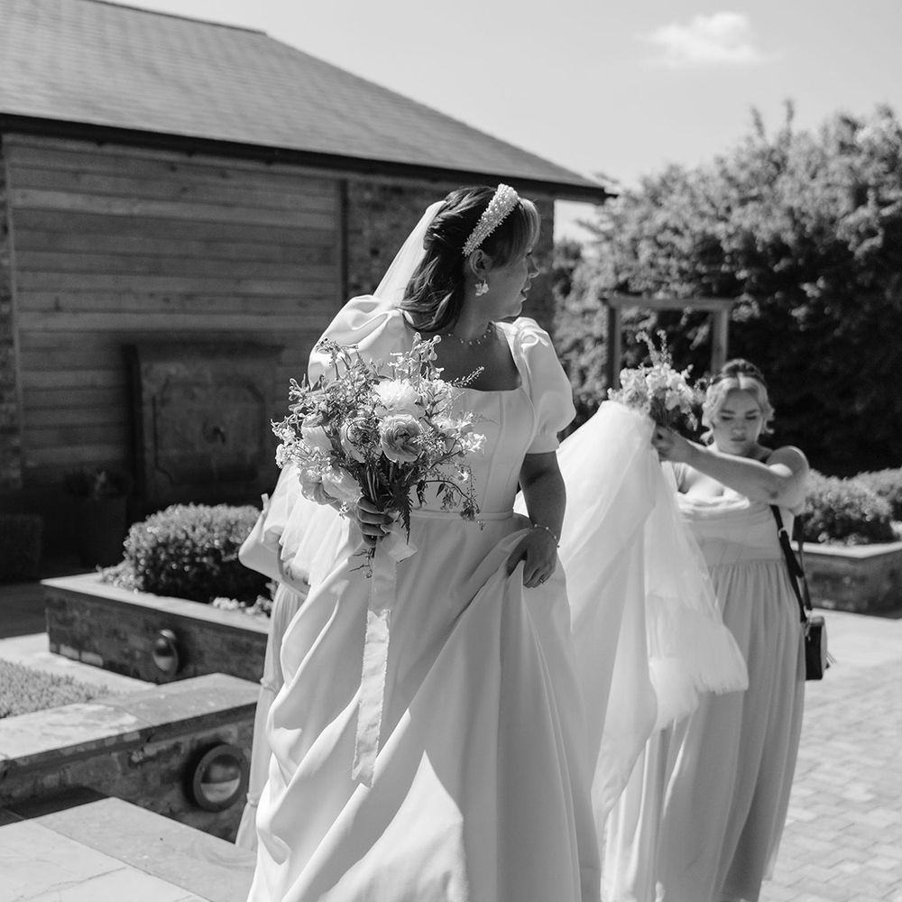 bride-in-puff-sleeve-wedding-dress-and-headband