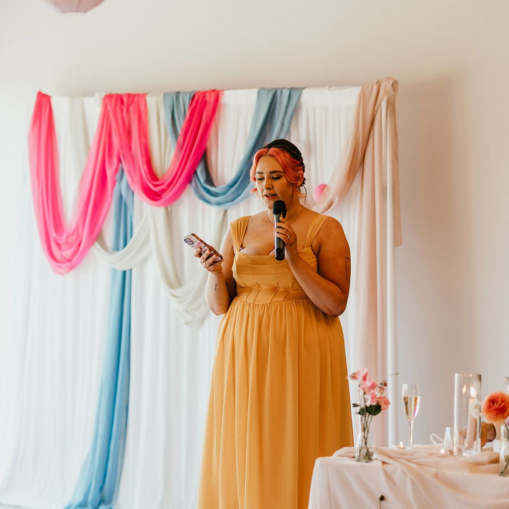 bridesmaid-wedding-speech-in-yellow-dress