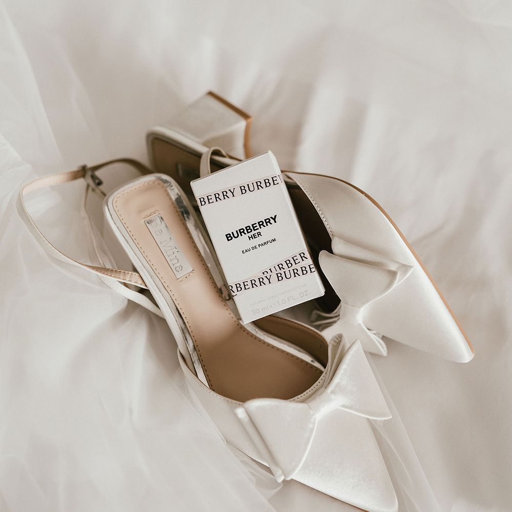 white-bow-shoes-and-burberry-her-perfume.