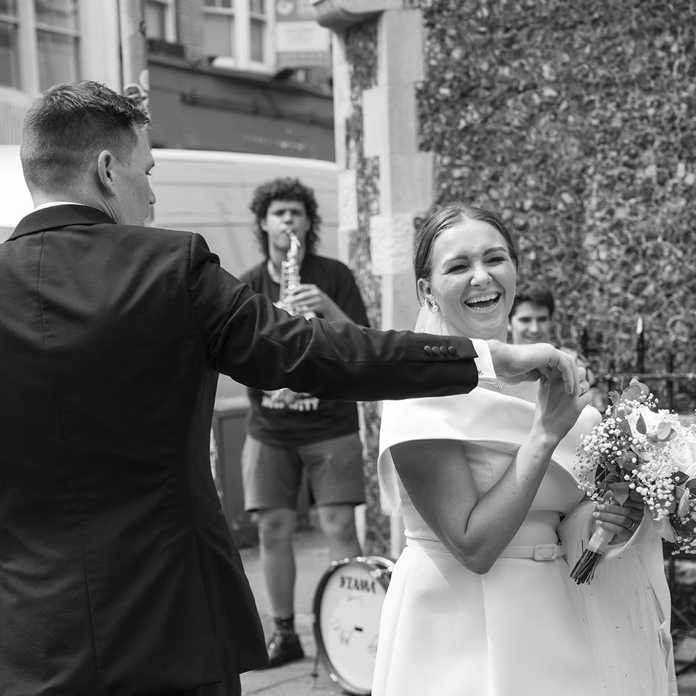 couple-dances-to-wedding-band