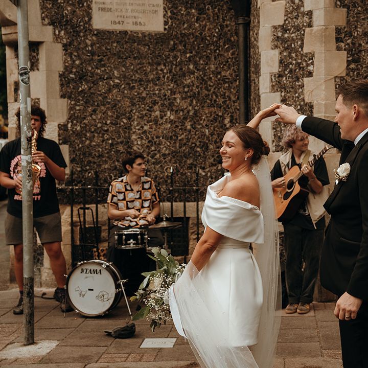 first-dance-for-couple-with-live-street-band