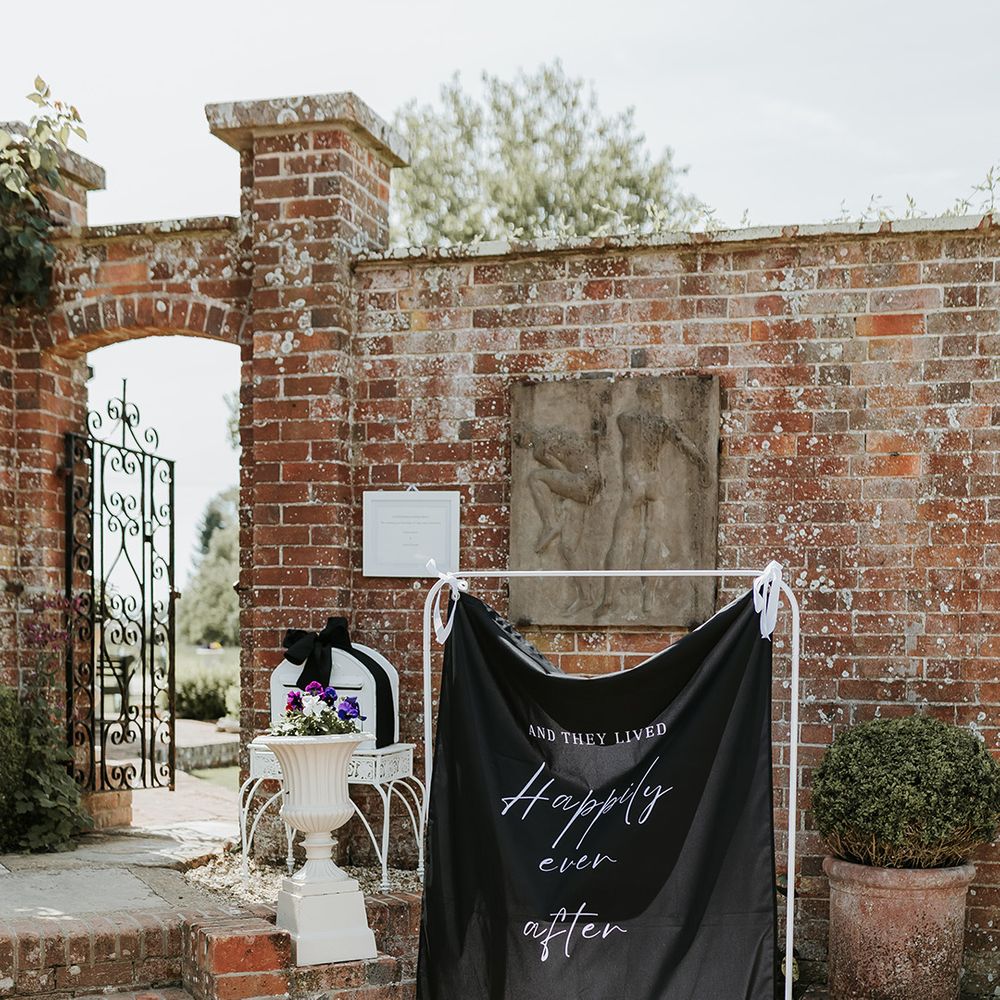 black-and-white-monochrome-wedding-welcome-sign