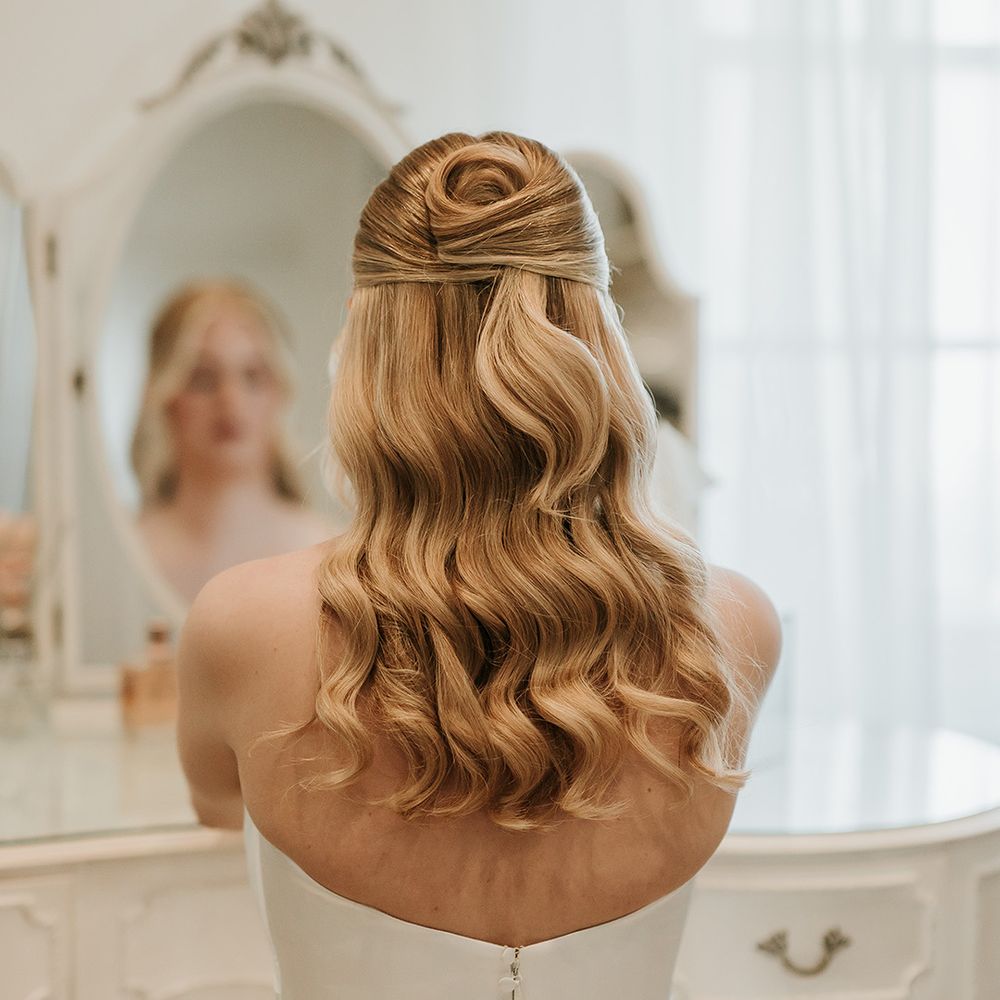 bride-with-half-up-half-down-blonde-wedding-hairstyle