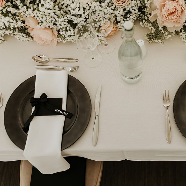 classic-black-and-white-wedding-place-setting-with-pink-white-wedding-flower-centrepiece