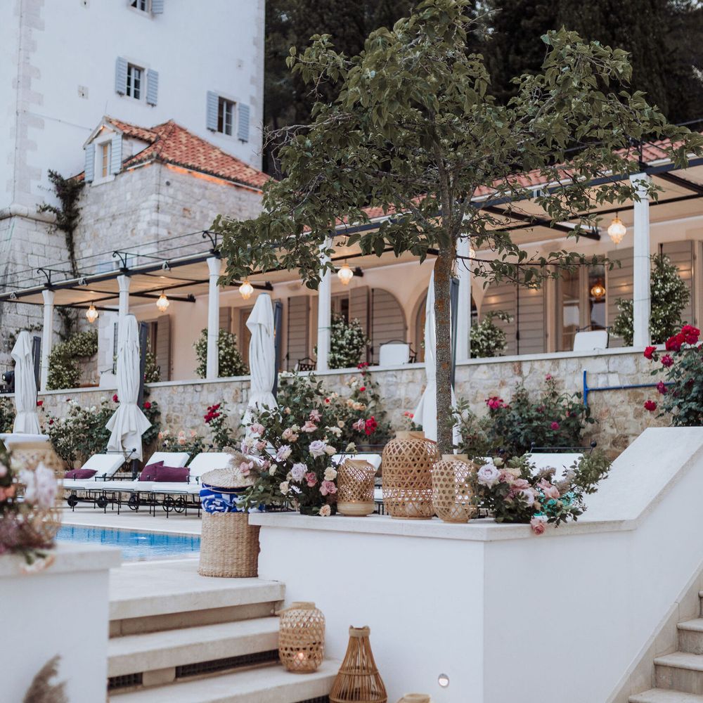 Boho pink flower arrangements at Martinis Marchi