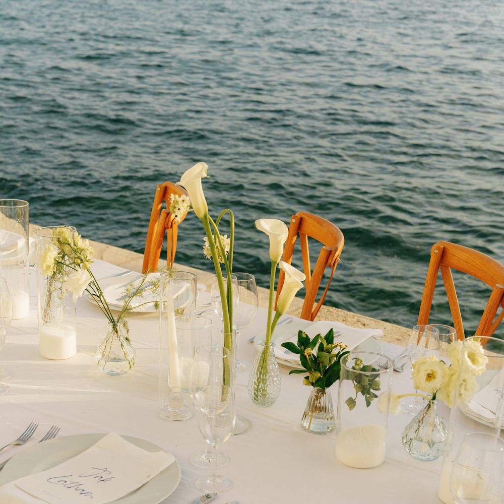 classic-white-wedding-tablescape-with-lily-wedding-table-centrepiece