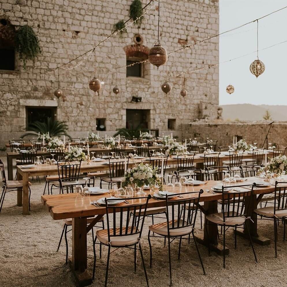 Vis outdoor wedding ceremony with lanterns