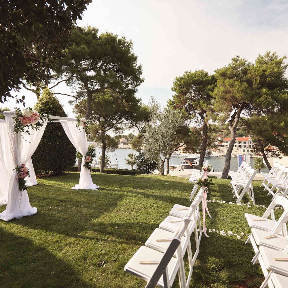 Martinis Marchi outdoor wedding ceremony