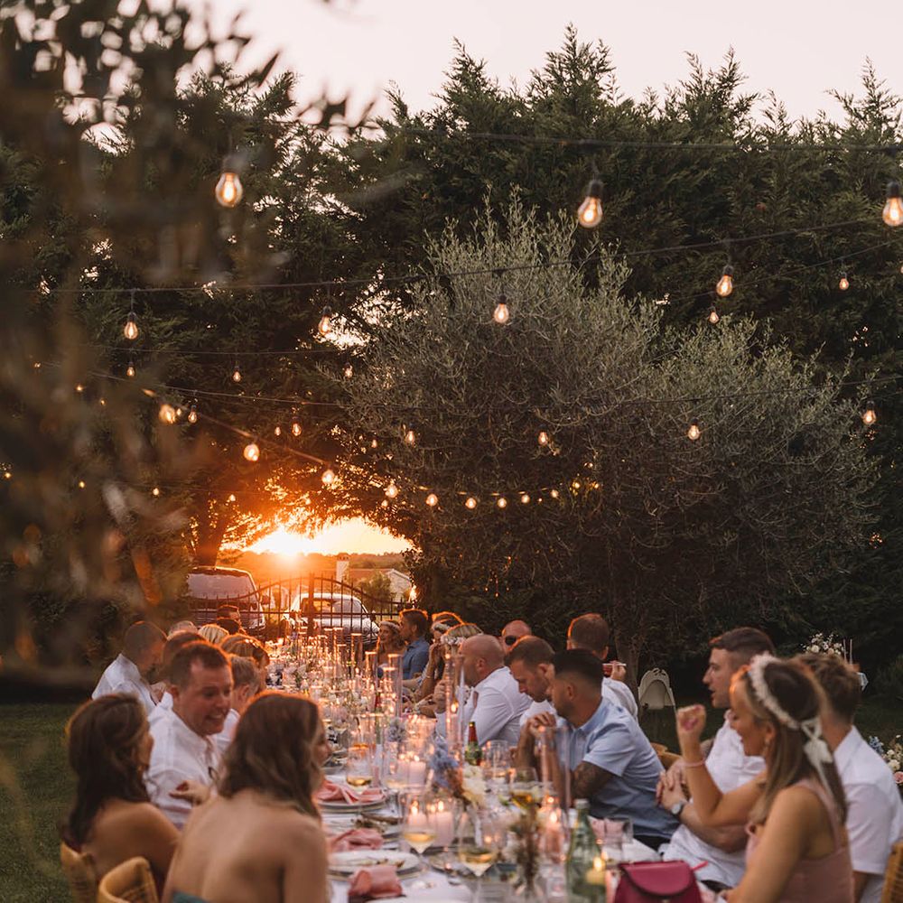 wedding-guests-al-fresco-dining -with-sunset