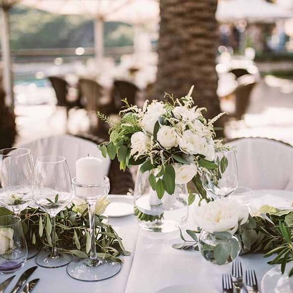 zori-timeless-white-wedding-tablescape