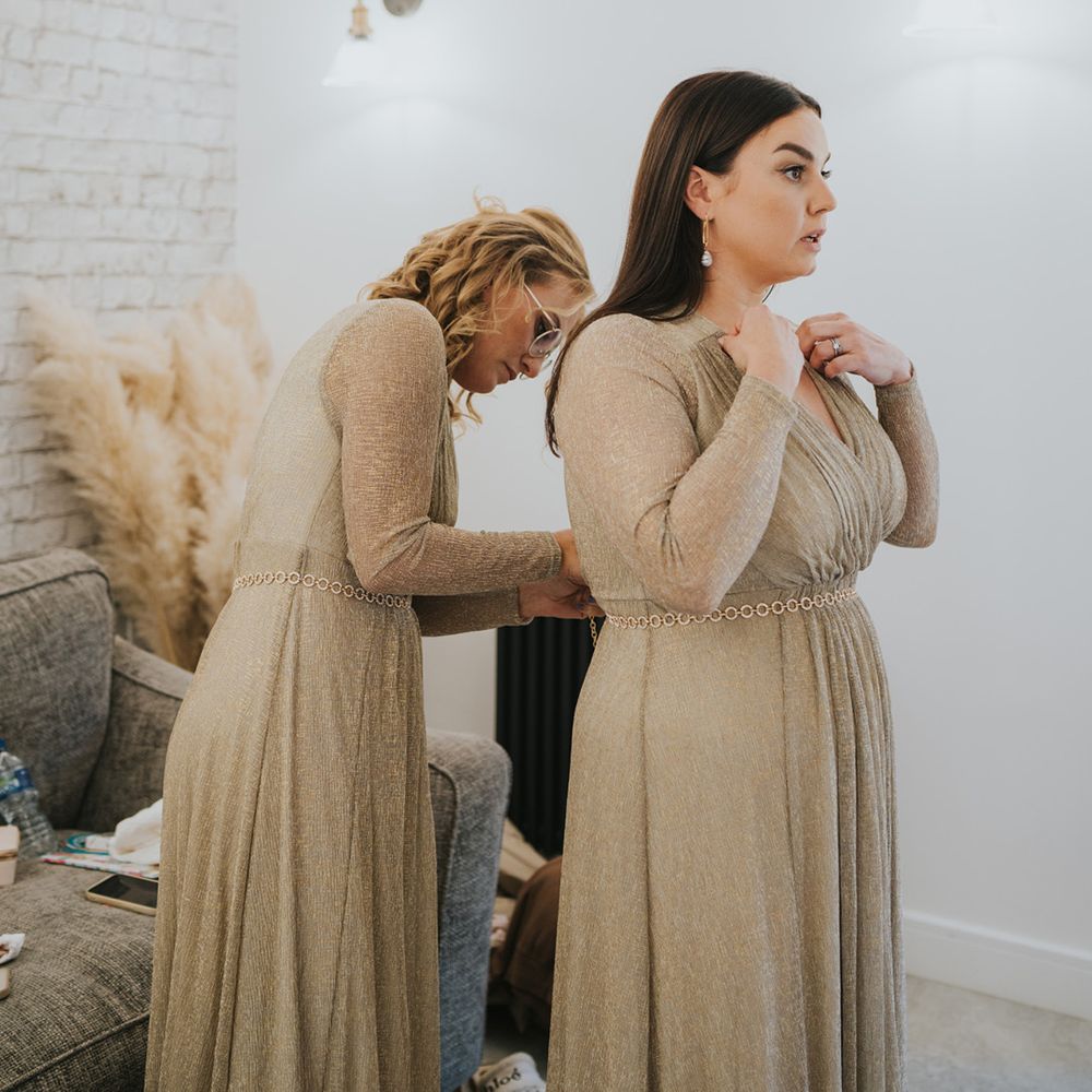 bridesmaids-getting-ready-for-wedding
