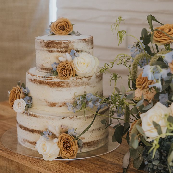 rustic-wedding-cake-with-orange-cream-roses