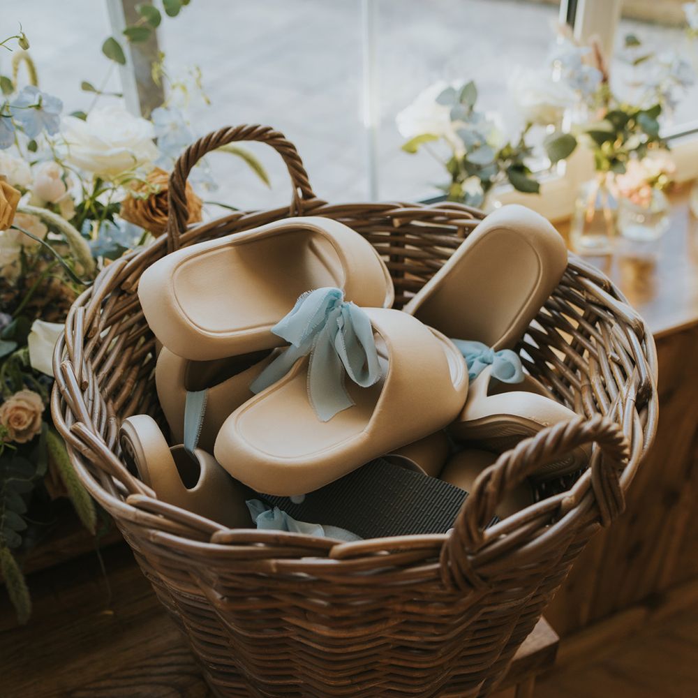 slides-for-wedding-guests-dancing